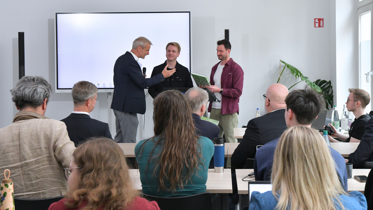 Übergabe Geschenk an Vortragende