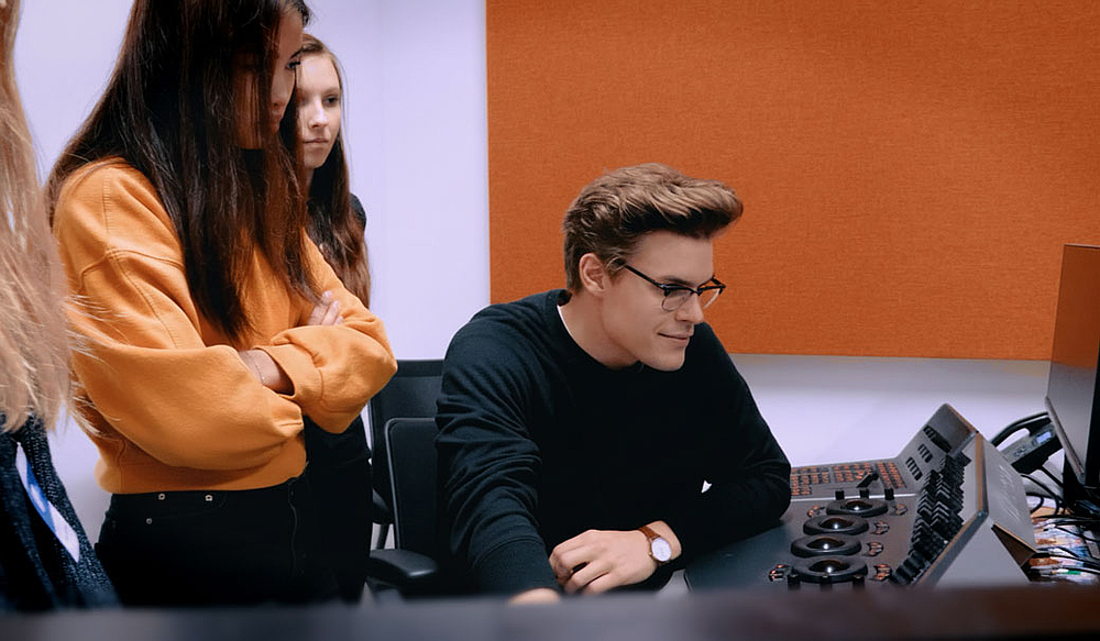 Symbolbild. Foto mit Studierenden in einem Videoschnittraum.