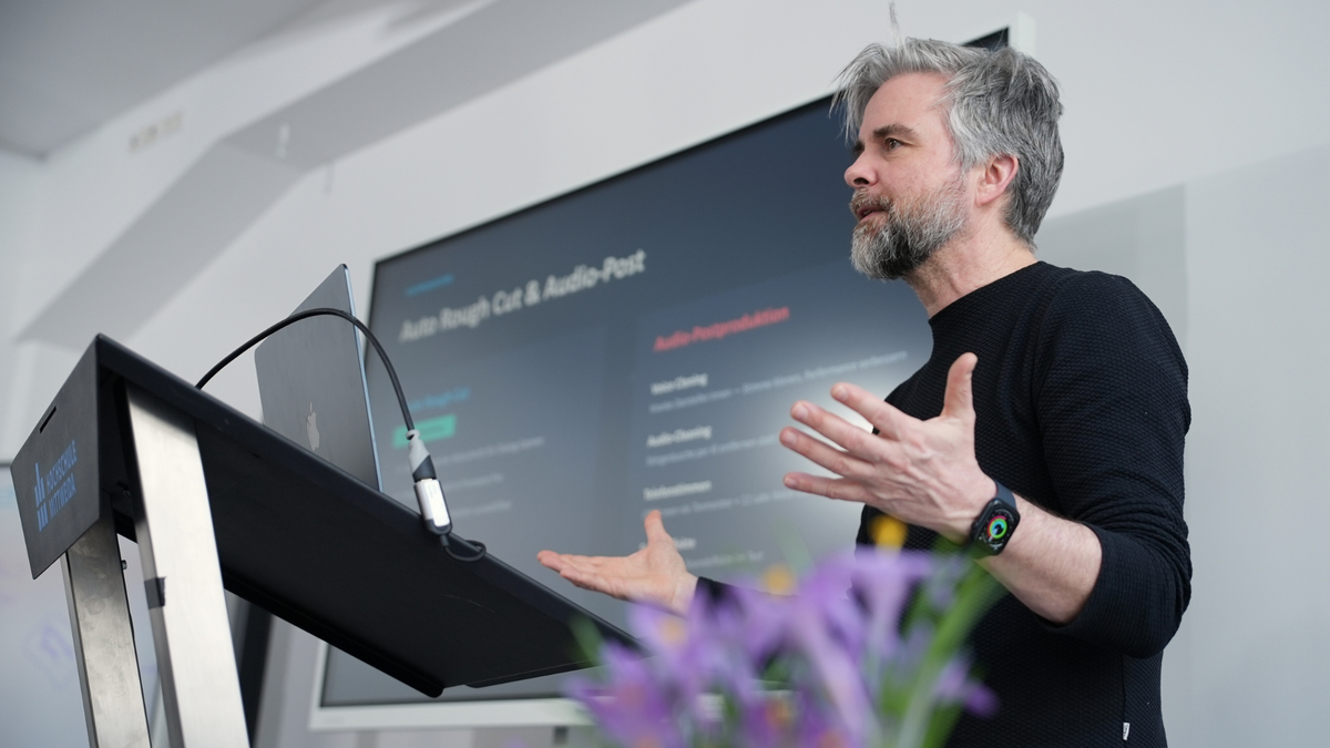 Daniel Lwowski beim Vortrag zu KI bei der UFA