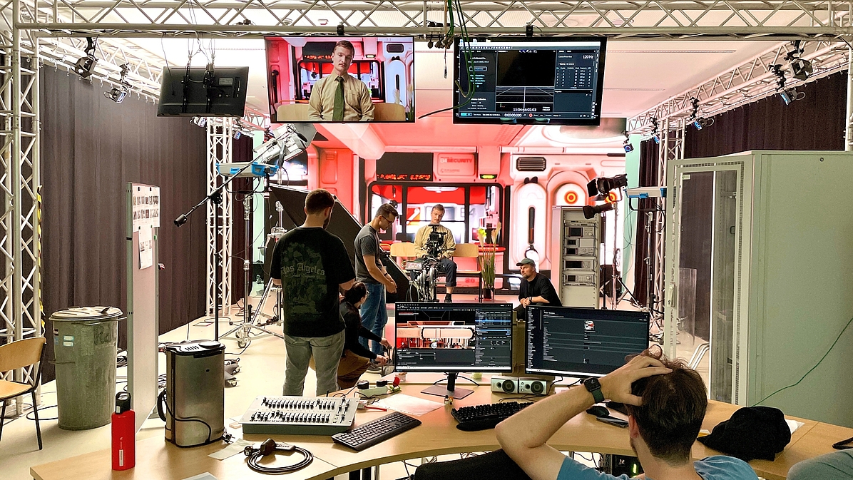 Produktion eines Werbeclips im Virtual Production Studio der Hochschule Mittweida