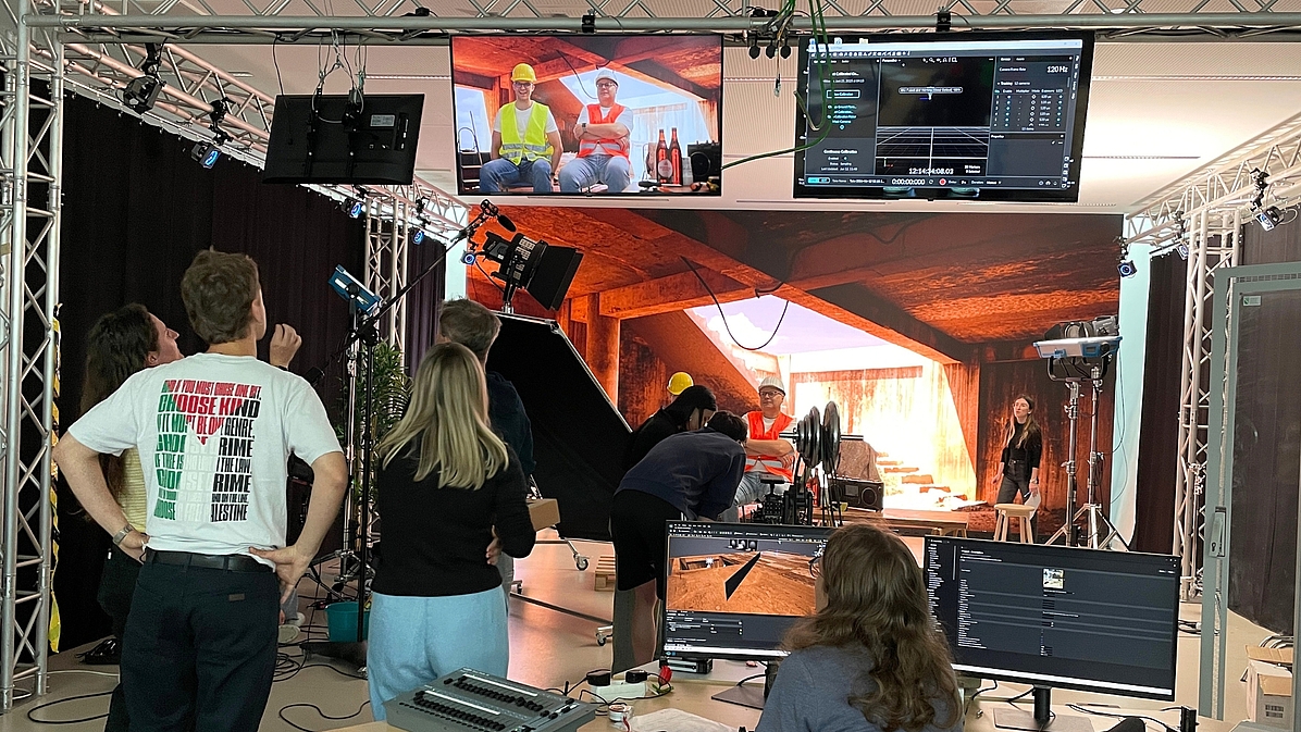 Produktion eines Werbeclips im Virtual Production Studio der Hochschule Mittweida