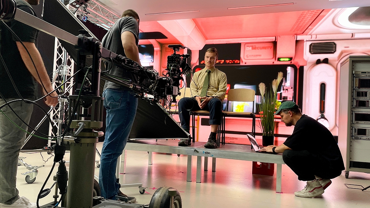 Produktion eines Werbeclips im Virtual Production Studio der Hochschule Mittweida