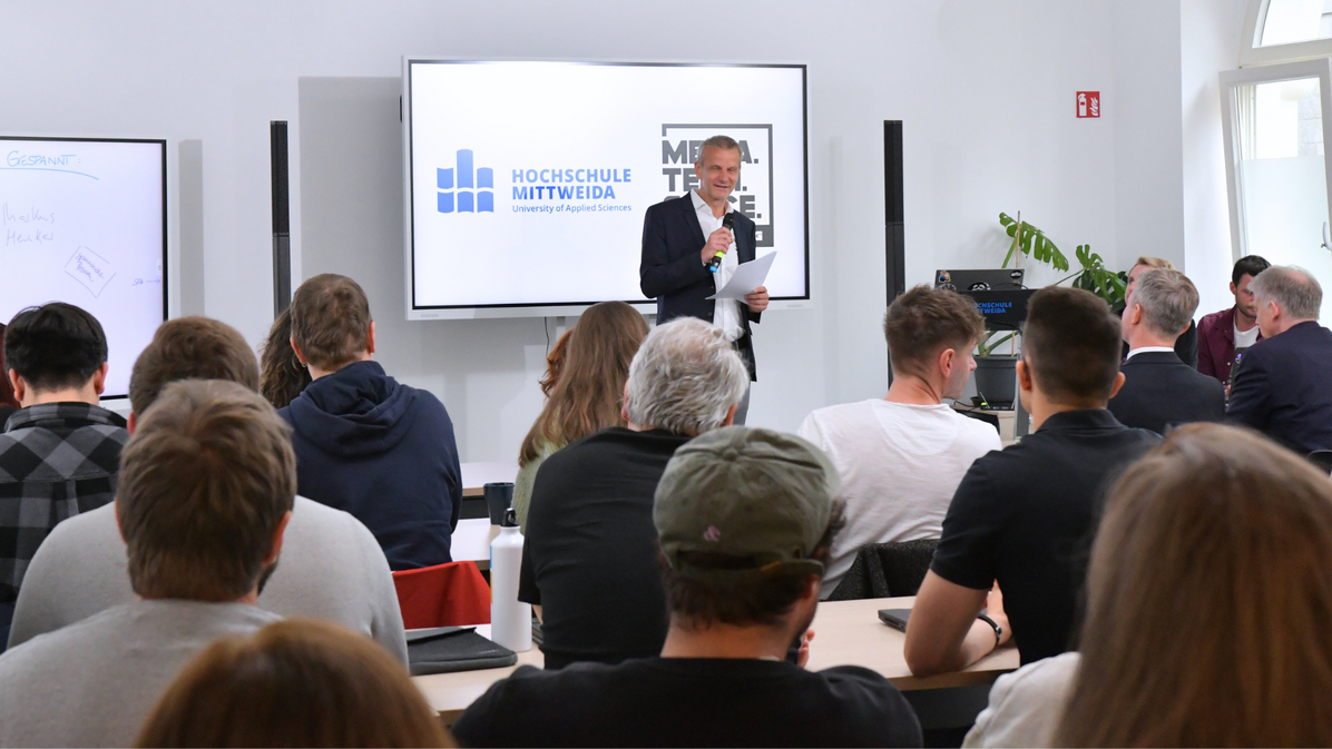 Begrüßung im MediaTechSpace Leipzig von Dekan Prof. Dr. Markus Heinker