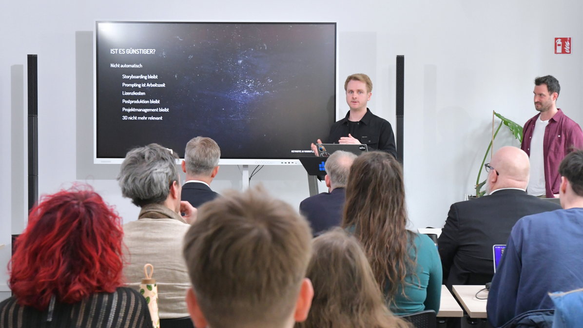 Robert Schröder beim Vortrag zu KI in der Serie „In aller Freundschaft“