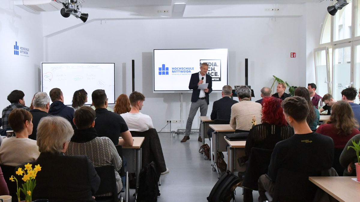 Der Dekan der Fakultät Medien Prof. Dr. Markus Heinker begrüßt die Gäste der Veranstaltung