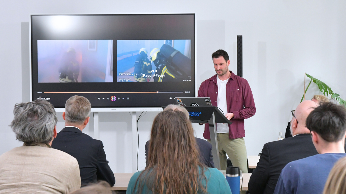 Daniel Remler beim Vortrag mit praktischen Beispielen zum Einsatz von KI in der Serie „In aller Freundchaft“