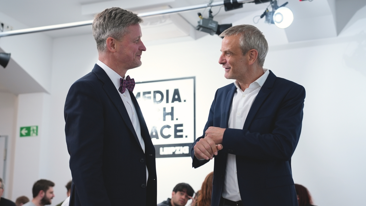 Chef der Sächsischen Staatskanzlei Dr. Andreas Handschuh und Dekan der Fakultät Medien Prof. Dr. Markus Heinker