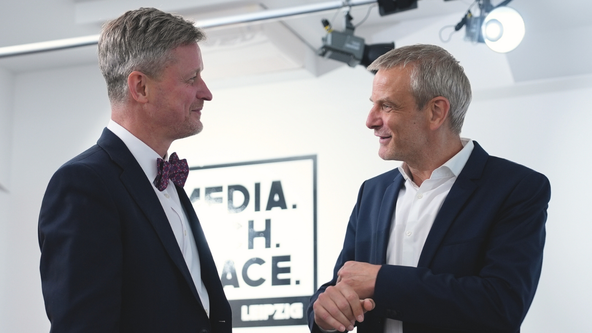Chef der Sächsischen Staatskanzlei Dr. Andreas Handschuh und Dekan der Fakultät Medien Prof. Dr. Markus Heinker