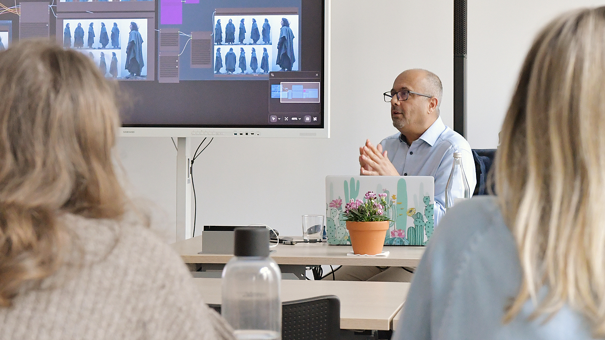 Gastdozent Waheed Zamani beim Gastvortrag im MediaTechSpace Leipzig