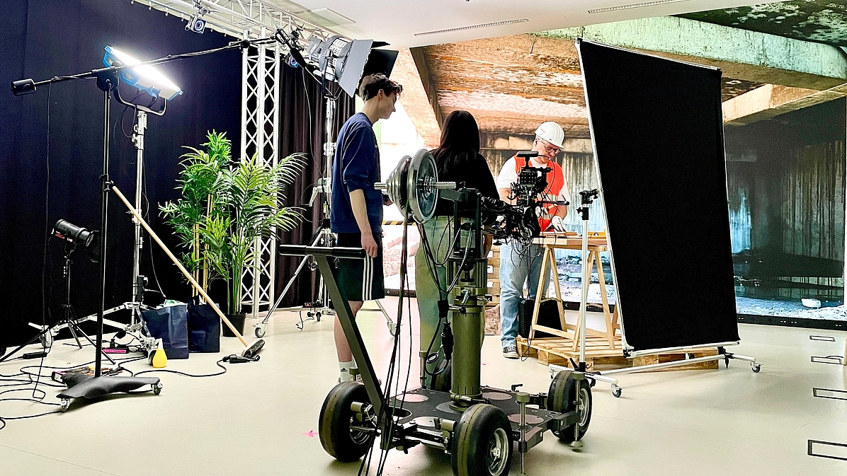 Produktion eines Werbeclips im Virtual Production Studio der Hochschule Mittweida