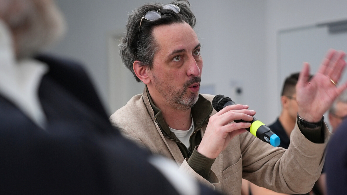 Peter Effenberg stellt eine Frage beim Vortrag