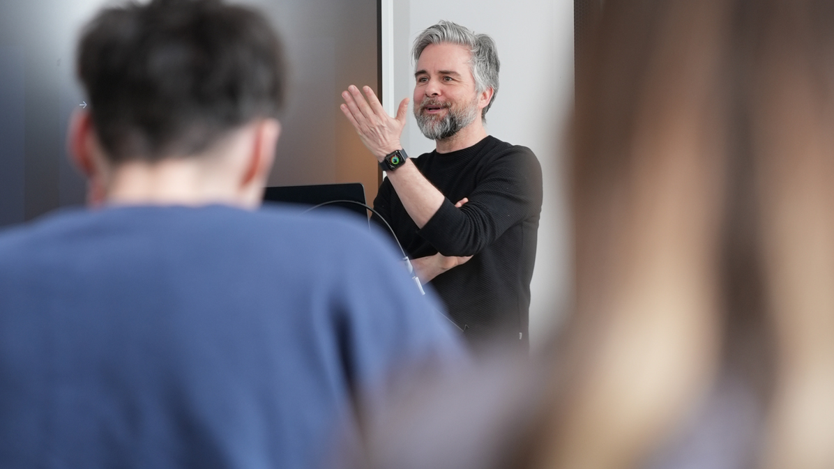 Daniel Lwowski gestikuliert während Vortrag