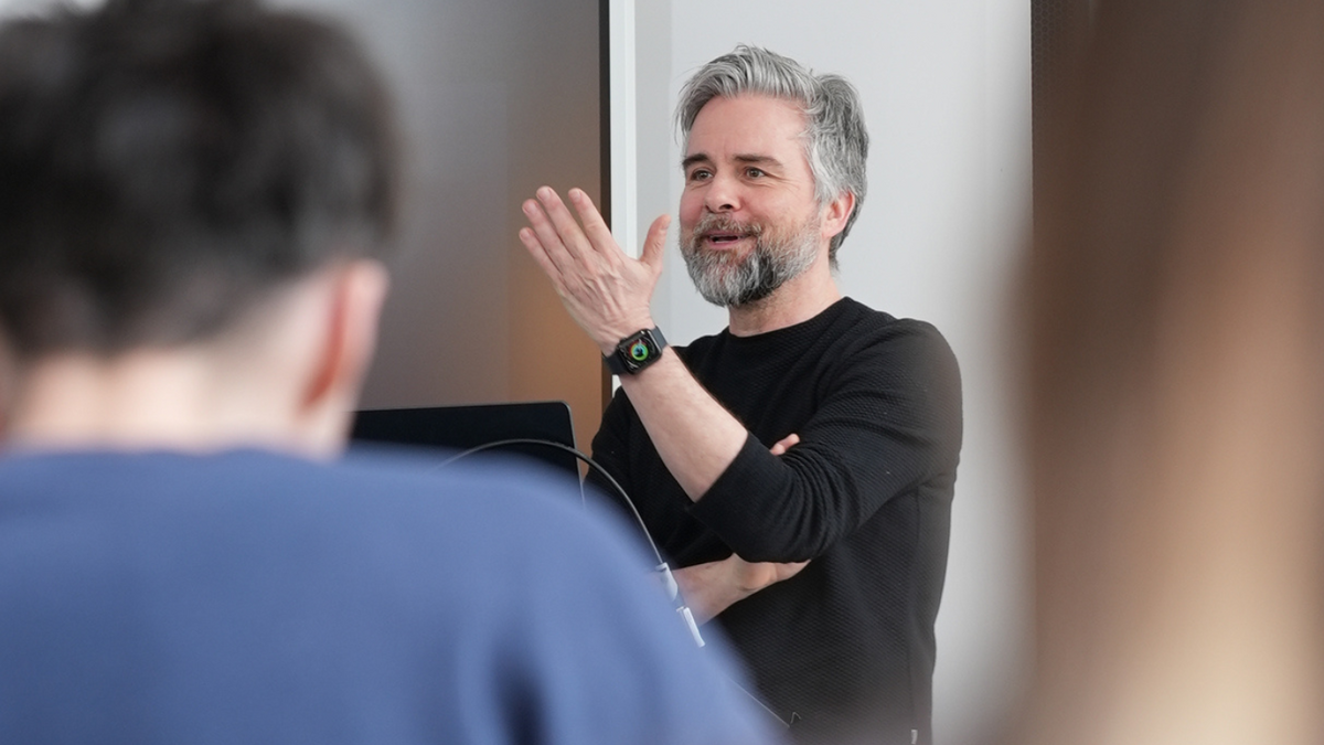Daniel Lwowski gestikuliert während Vortrag