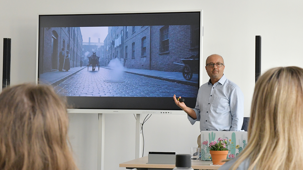 Gastdozent Waheed Zamani beim Gastvortrag im MediaTechSpace Leipzig